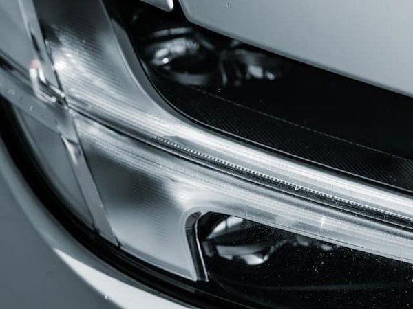 Comment entretenir les phares à LED d'une voiture pour une meilleure visibilité?