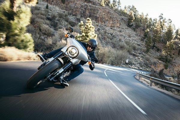 Quels sont les meilleurs matériaux pour une bulle de protection sur une moto de sport ?