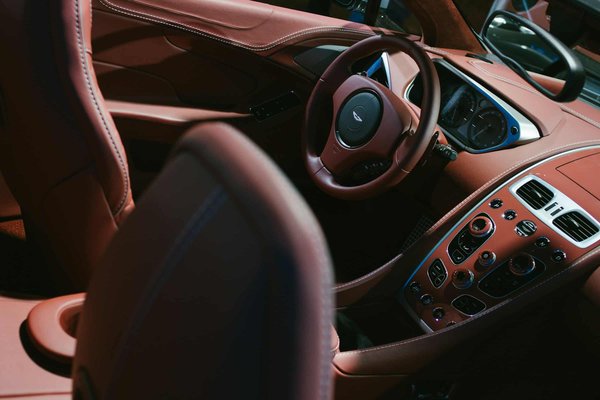 Quels sont les meilleurs produits pour nettoyer les intérieurs en cuir perforé de luxe?