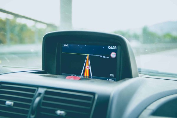 Comment choisir un système de navigation GPS intégré pour une voiture ancienne?